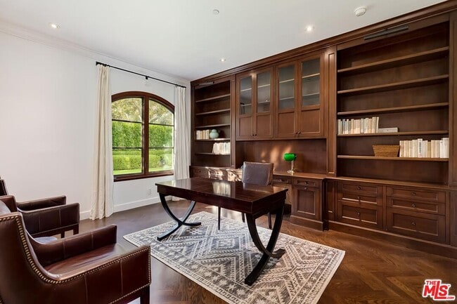 Building Photo - 2134 La Mesa Dr