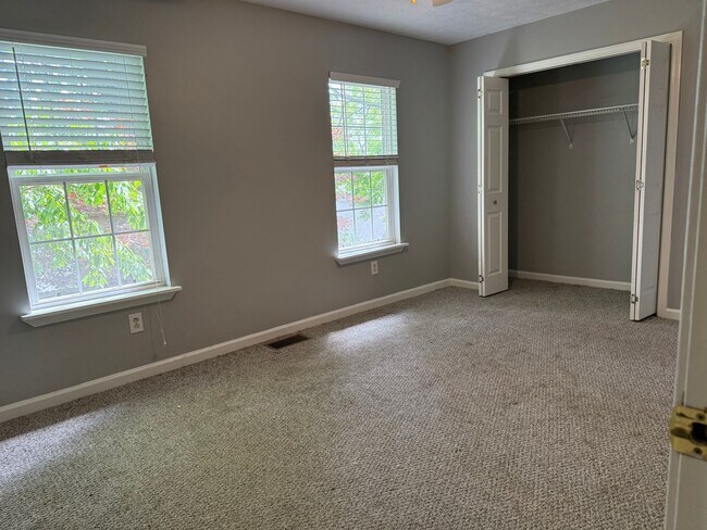 Building Photo - 3-Plex Green St