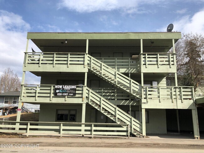Building Photo - 3903 Iowa Dr