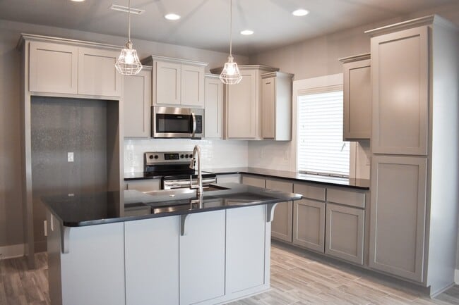 Building Photo - 4 Bedroom 3.5 Bathroom Home in the heart of Fayetteville, AR!!