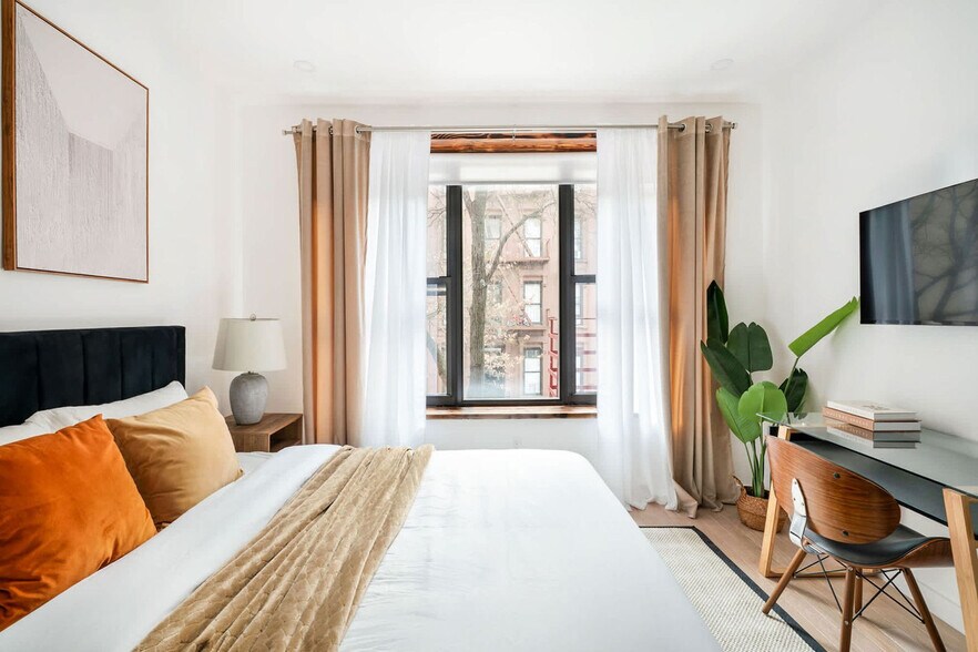 Building Photo - 347 E 78th St