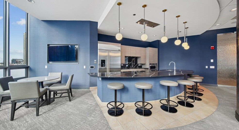 Building Photo - 354 W Hubbard St