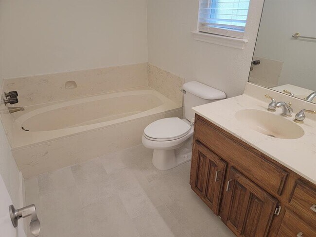 Building Photo - 10403 Pinehurst Dr