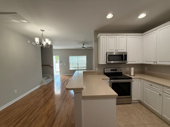 Building Photo - Move in Ready Three Bedroom Townhome in We...