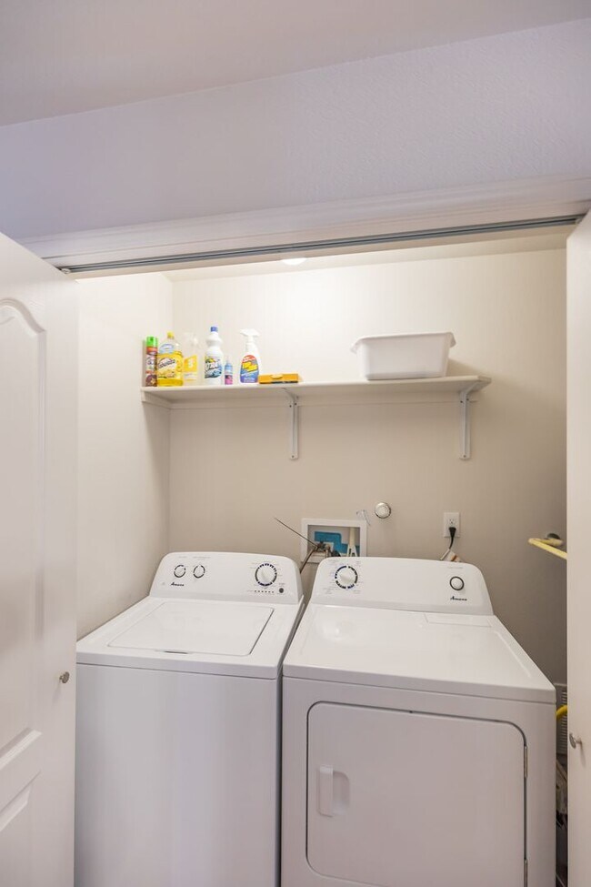 Building Photo - 800 Sherwood Dr