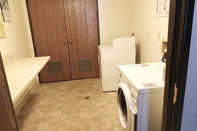 Building Photo - 608 N 4th St