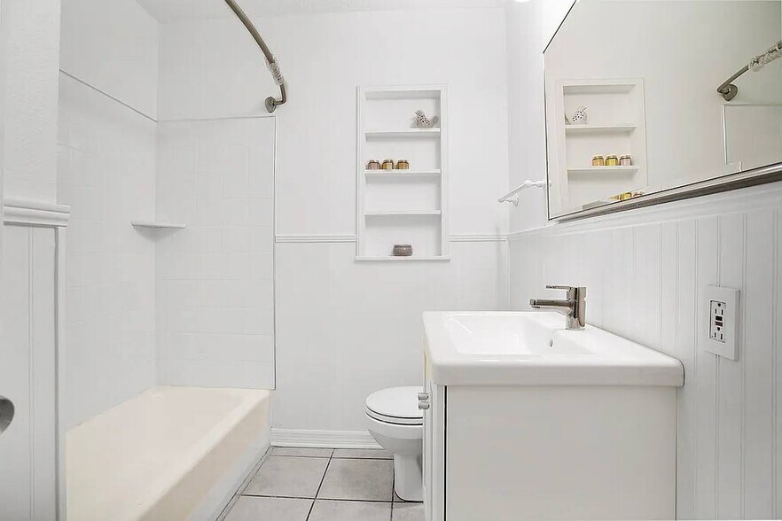 Building Photo - 4366 Shorecrest Dr