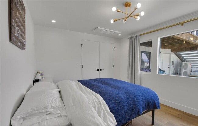 Building Photo - 4Bd/3.25Ba Shoreline House