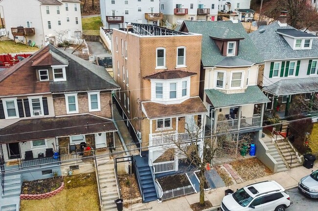 Building Photo - 1348 E 6th St