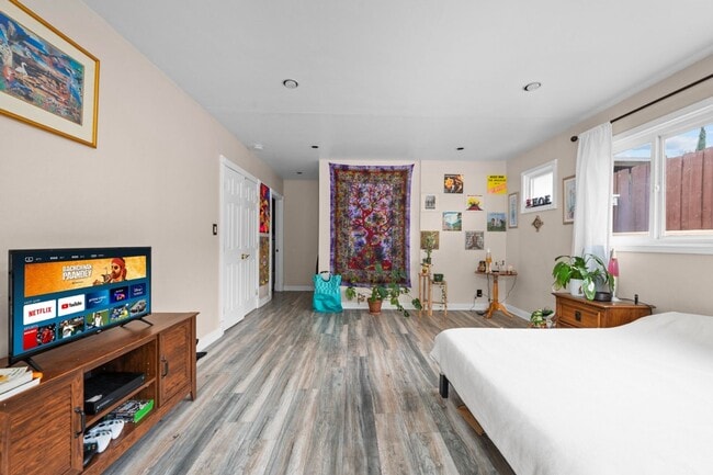 Building Photo - Spacious bedrooms!