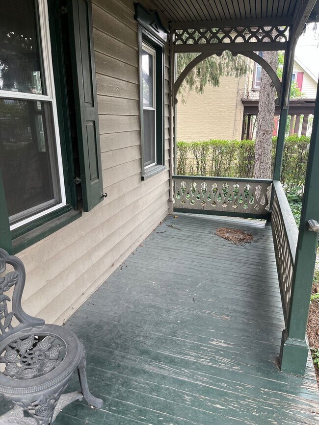 Building Photo - Spacious 4-5 Bedroom, 1.5 Bathroom 2-Story...