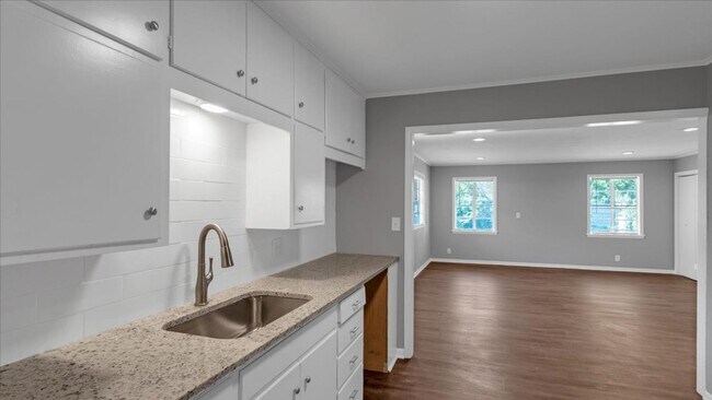 Building Photo - Move in special / $800 first moths rent