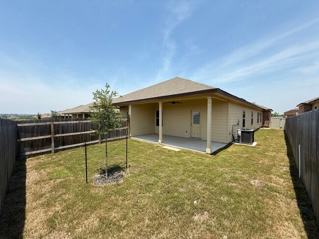 Building Photo - 3bd 2ba Prime Location