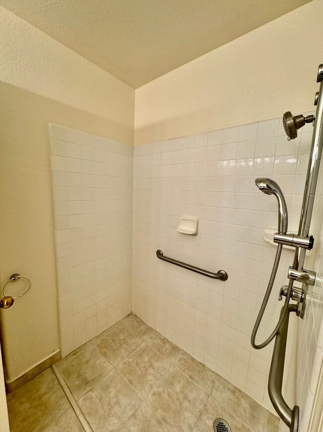 Building Photo - 4 Bedroom, 2 Bath Home with NEW UDGRADES A...
