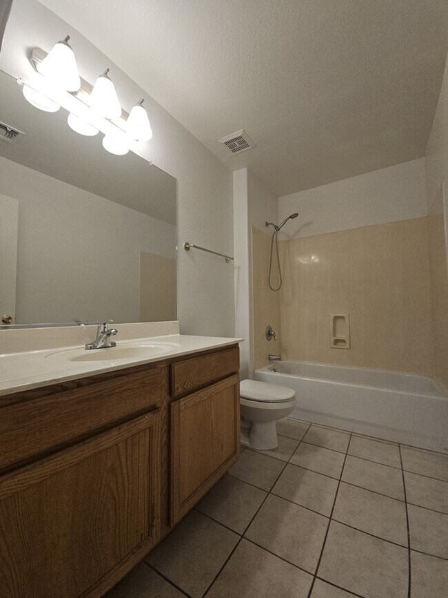 Building Photo - Charming 3-Bedroom Home for Rent in East M...