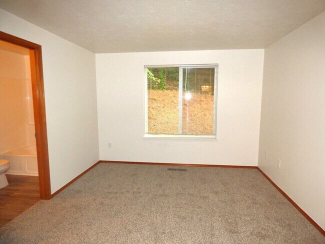 Building Photo - Rent Special: 1/2 Off August's Rent!! 3 bed 2 bath House in South Salem!