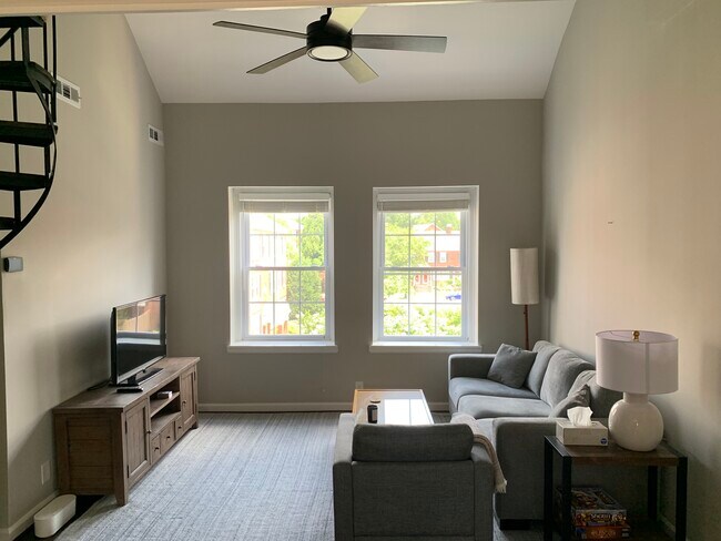 Building Photo - 2 Bed, 1 Bath Condo