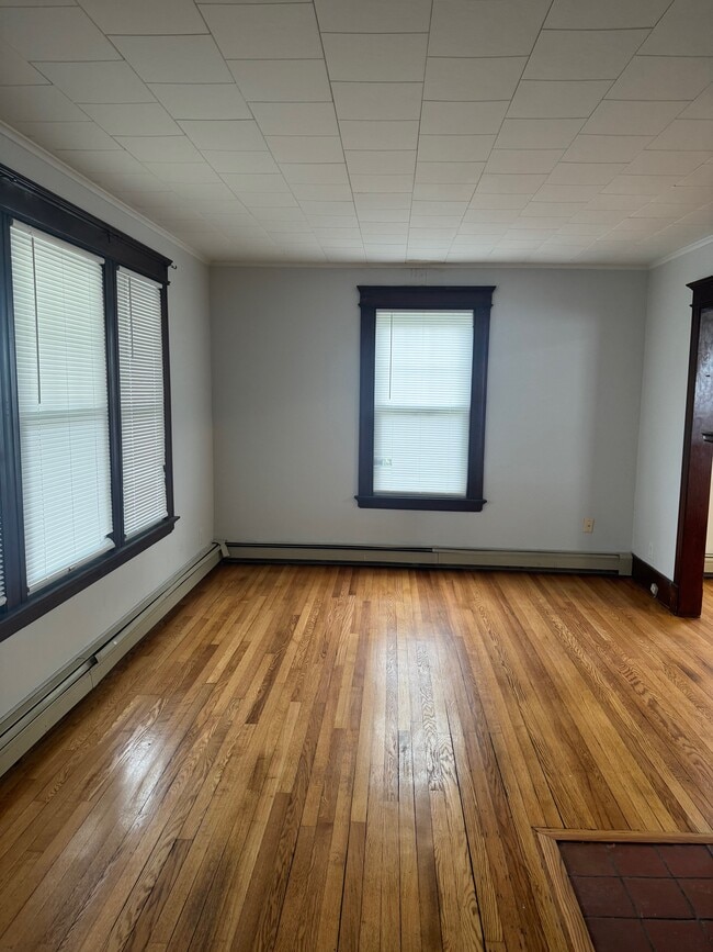 Building Photo - 31 ellesmere Ave