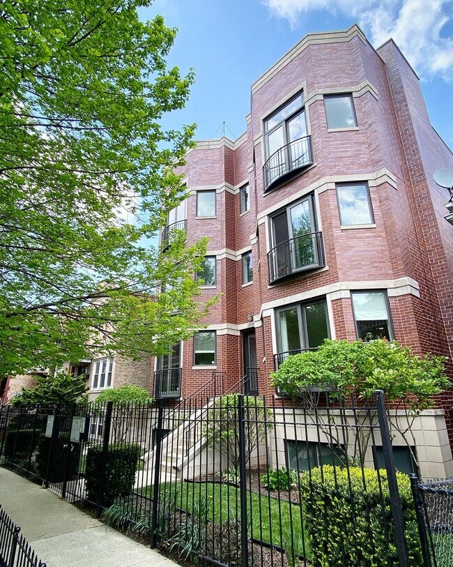 Building Photo - 2038 W Iowa St