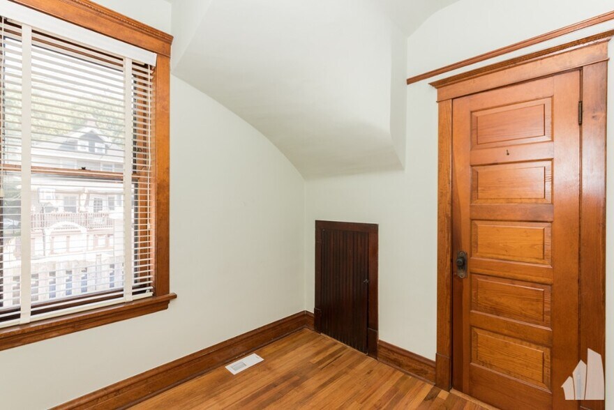 Building Photo - 3710 N Damen Ave