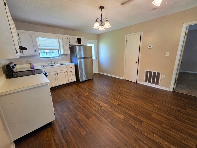 Building Photo - 401 E Lawnwood Ave