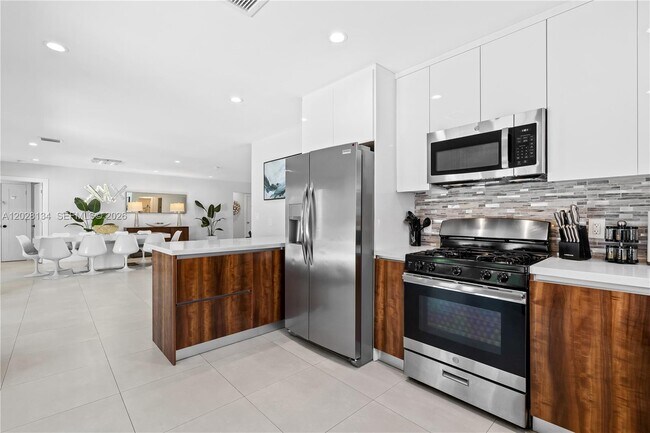 Building Photo - 1329 Funston St