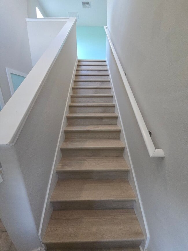 Building Photo - Gorgeous 4-Bedroom, 2.5-Bathroom Home in R...