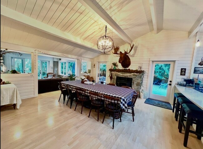 Building Photo - 7075 NE Bay Hill Rd