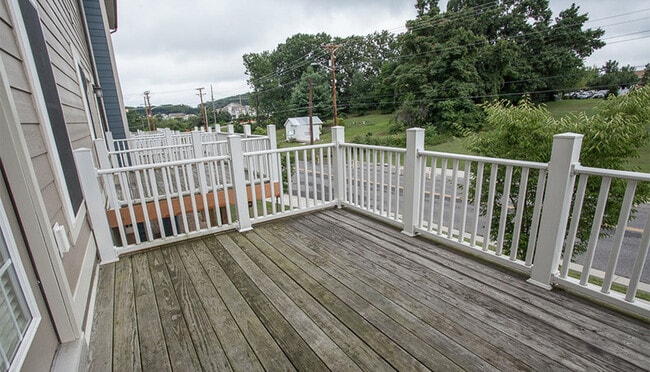 Building Photo - 2111 Purple and Gold Way