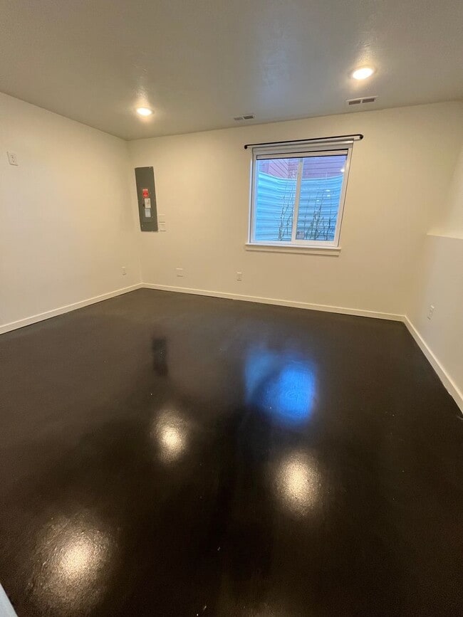 Building Photo - 4 Bed/3.5 Bath with 4 Stall Heated Garage!