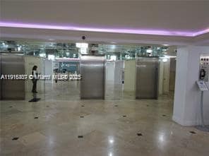 Building Photo - 800 Parkview Dr