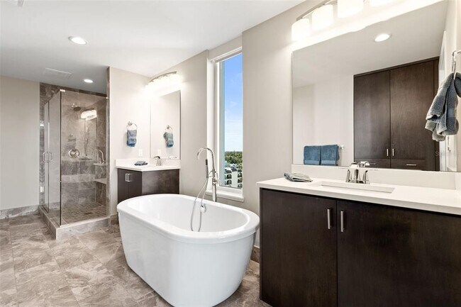 Building Photo - 176 4th Ave NE