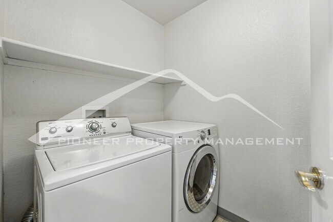 Building Photo - Updated Condo with Central AC!