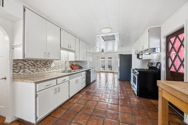 Building Photo - 8639 E Virginia Ave