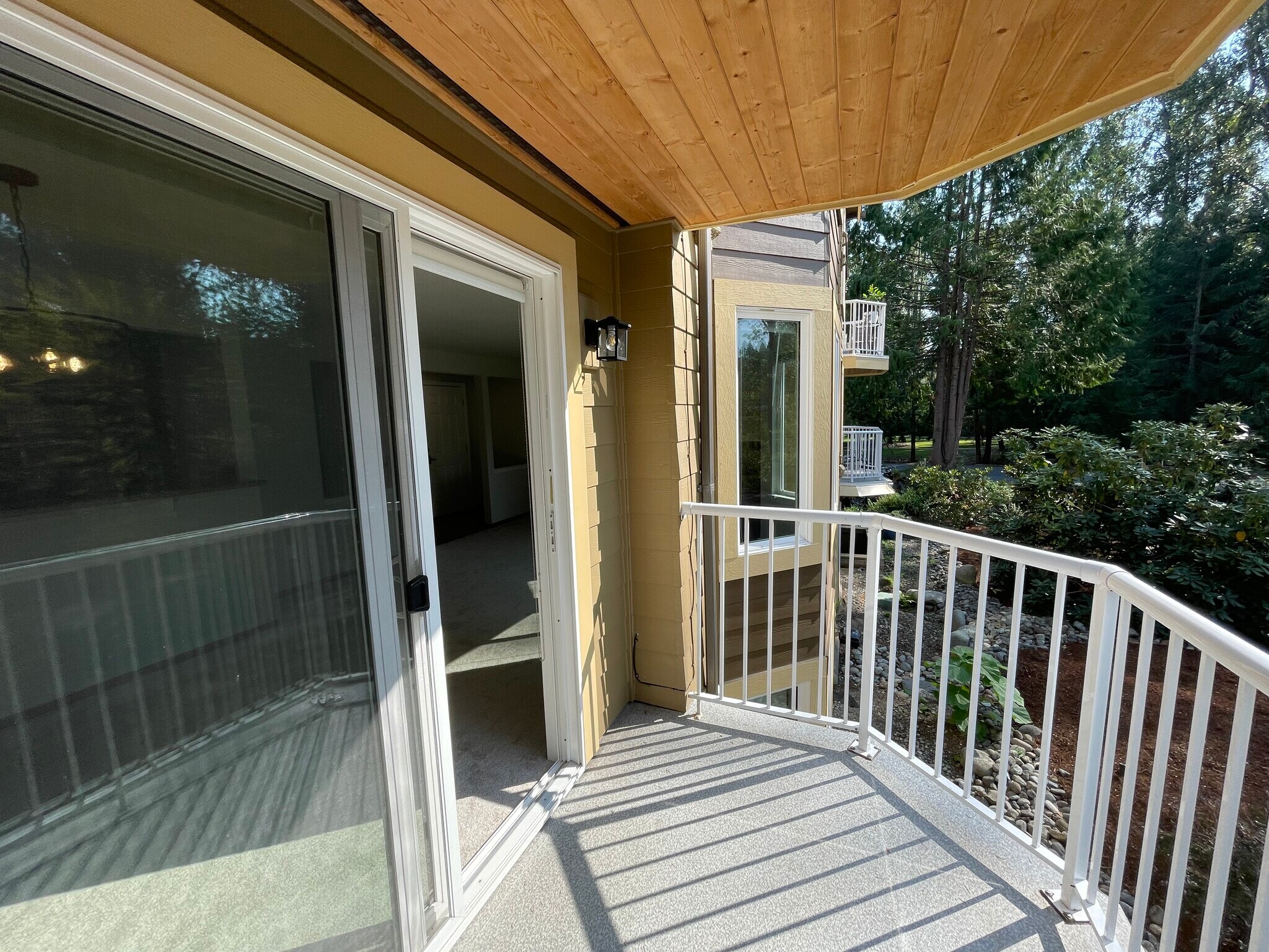 private quiet deck - 280 NW Holly St