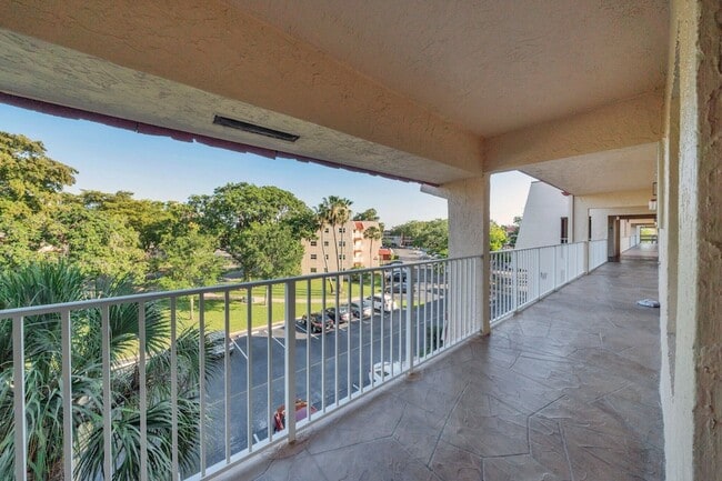 Building Photo - 1035 Country Club Dr