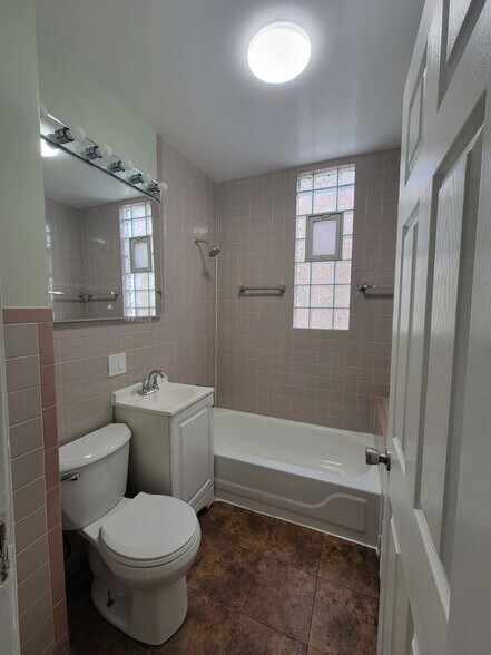 Building Photo - 1302 E 72nd St