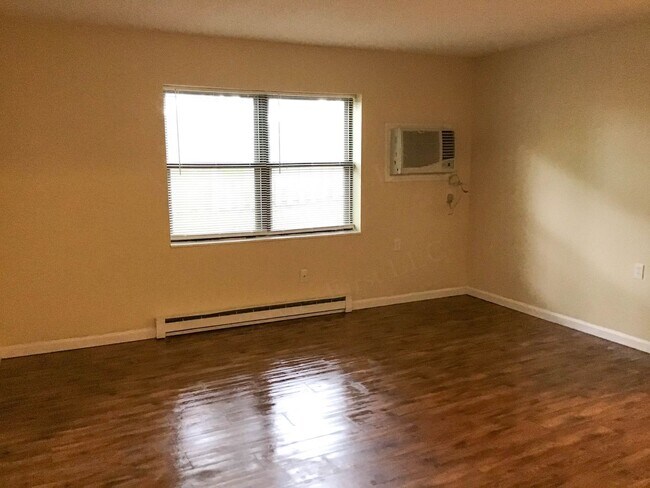 Building Photo - Warsaw Apartments