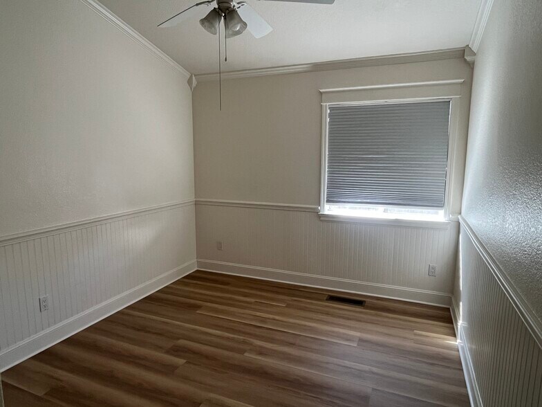 Building Photo - 705 Summer Cir