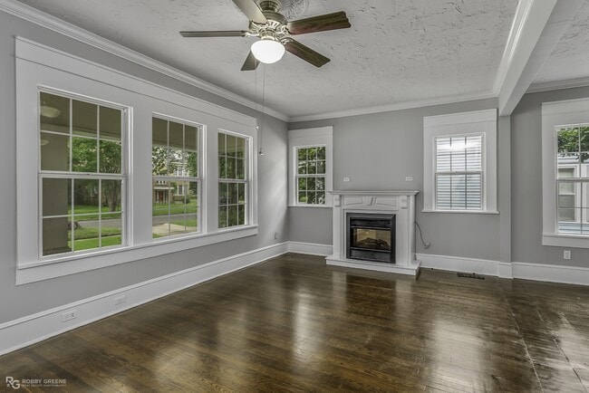 Building Photo - 409 Forest