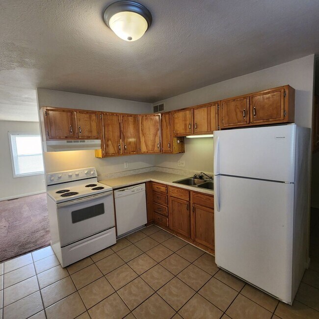 Building Photo - 2 Bedroom, 1 Bathroom Duplex Unit in Indep...