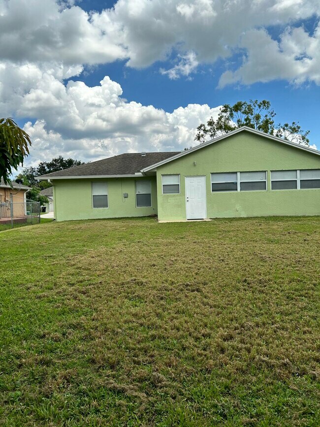 Building Photo - 367 SW Donna Terrace