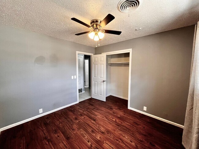Building Photo - Amazing 4/2.5 in Prime Location! Minutes from Texas Tech and Hospitals!