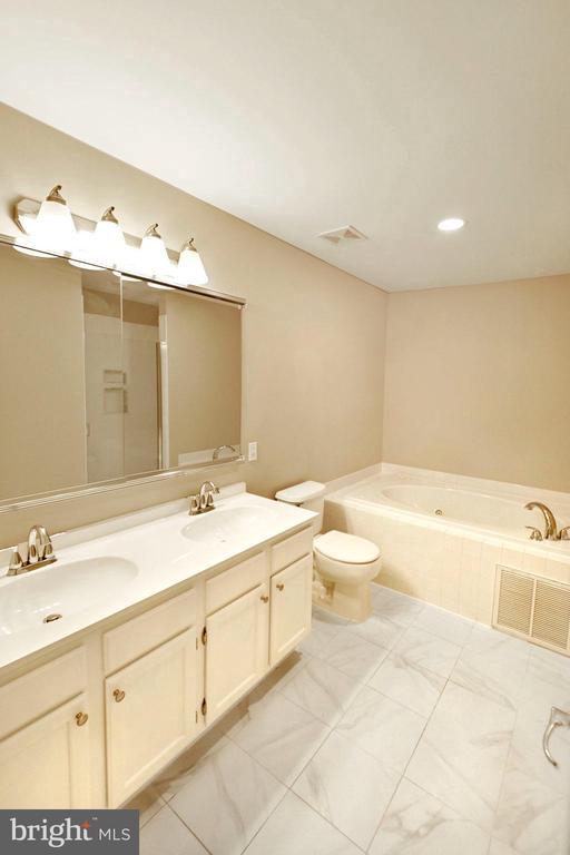 Building Photo - 302 Weston Ln
