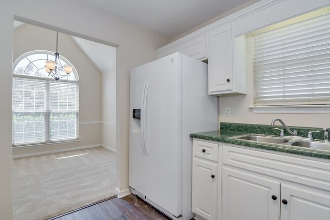 Building Photo - 3 Bedroom Near Downstown