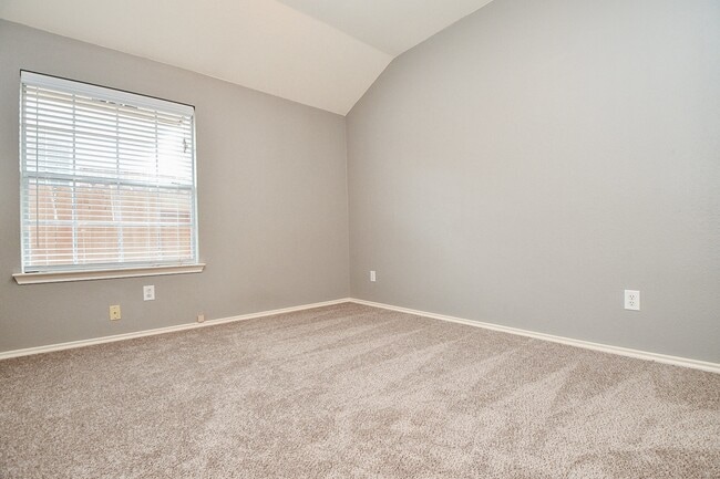 Building Photo - 4622 Forest Home Dr