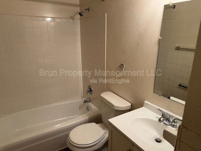 Building Photo - 516 E Red Bud Rd