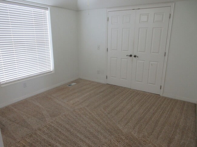 Building Photo - 917 S Laurie Ln