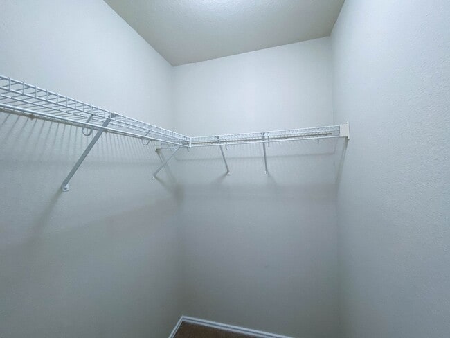 Building Photo - Spacious 4/BR 2.5/BA Two-Story Home with F...