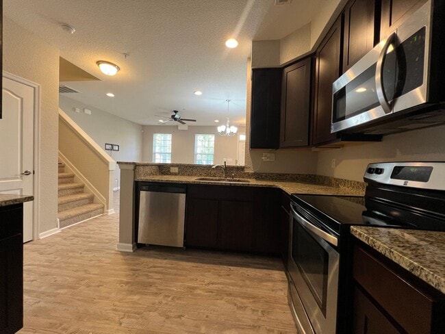 Building Photo - Welcome home - Trilevel H20 Townhome!